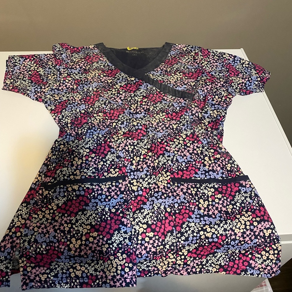 Scrub top size small